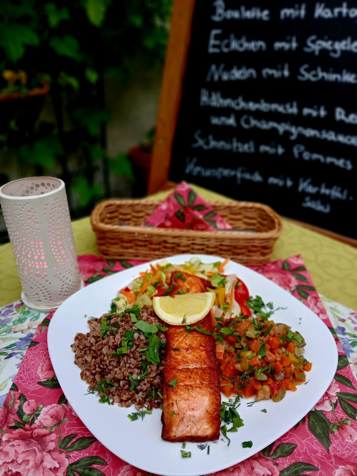 Lachsfilet mit Buchweizen und Gemüse